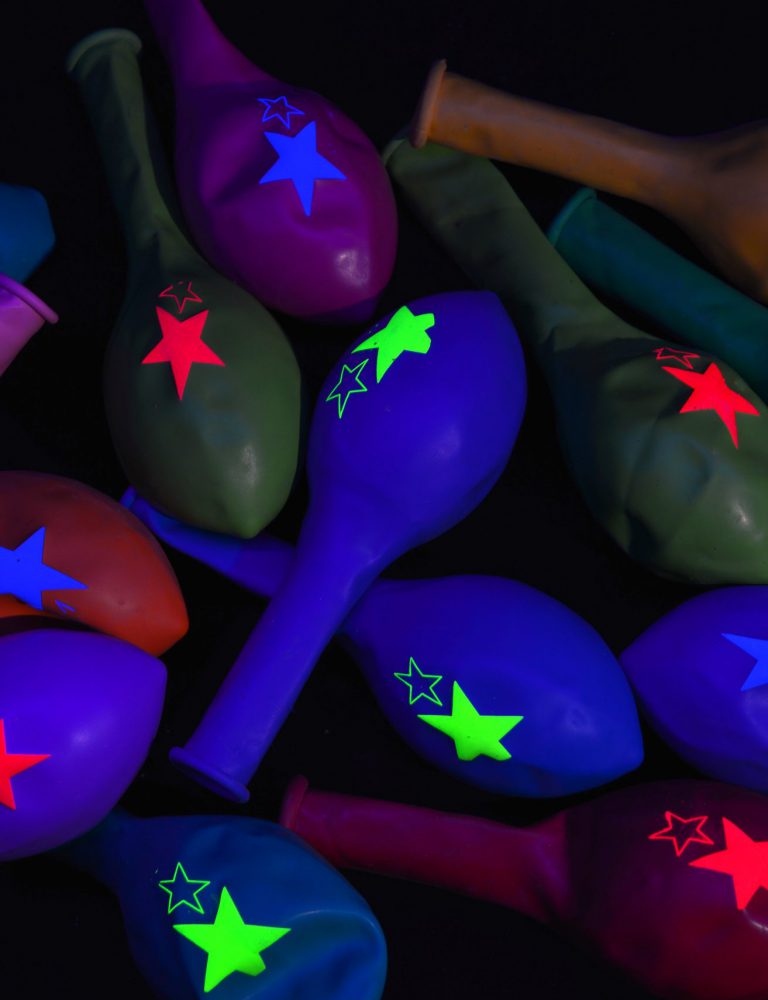 Fluorescent print on balloons under UV light with Everts Ballon Printing Ink