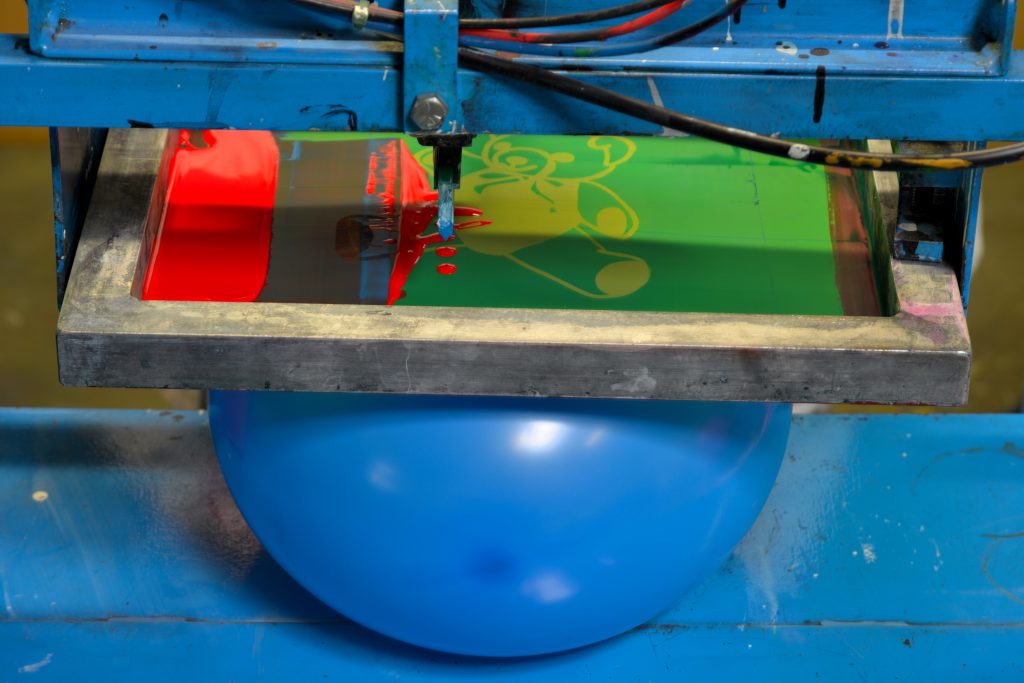 Printing on blue balloon with silk screen with red balloon printing ink by Everts